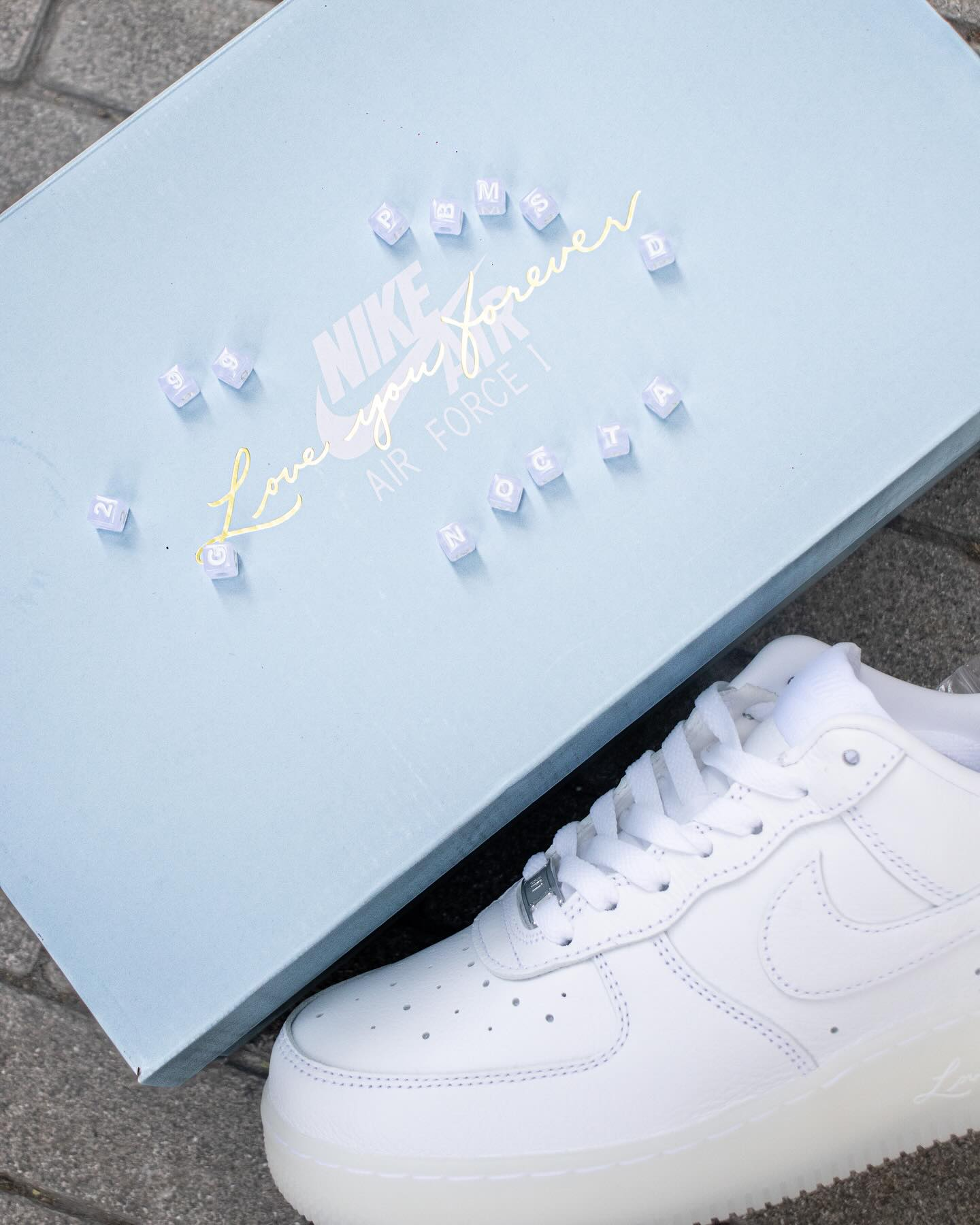 NIKE